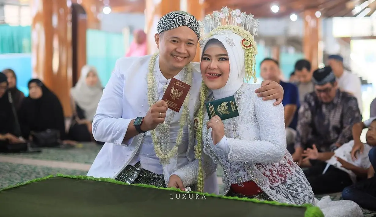 Potret bahagia Rosa bersama suami setelah resmi menikah. Keduanya tersenyum bahagia sambil menunjukkan buku nikanya.[Instagram/luxuraimage]
