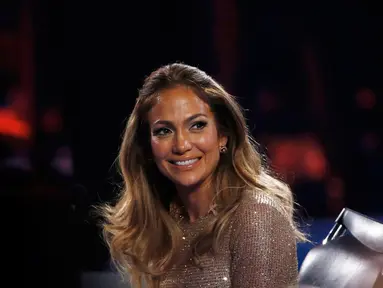 Penyanyi cantik Jennifer Lopez berselfie disela persiapannya menjadi juri dalam final American Idol di Hollywood, California, Kamis (7/4/2016). (REUTERS/Mario Anzuoni)