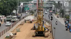 Sejumlah alat berat terparkir di area pembangunan underpass Mampang Prapatan, Jakarta, Sabtu (24/6). Terkait libur Hari Raya Idul Fitri 1438 H, aktivitas pembangunan underpass Mampang Prapatan dihentikan sementara. (Liputan6.com/Helmi Fithriansyah)