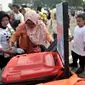 Relawan memilah sampah yang bisa didaur ulang saat Gerakan Indonesia Bersih di area Car Free Day, Bundaran HI, Jakarta, Minggu (28/4/2019). Pemerintah meluncurkan aksi peduli sampah lewat 'Gerakan Indonesia Bersih' dengan menerapkan sistem 3R (reduce, reuse, recycle). (merdeka.com/Iqbal S. Nugroho)