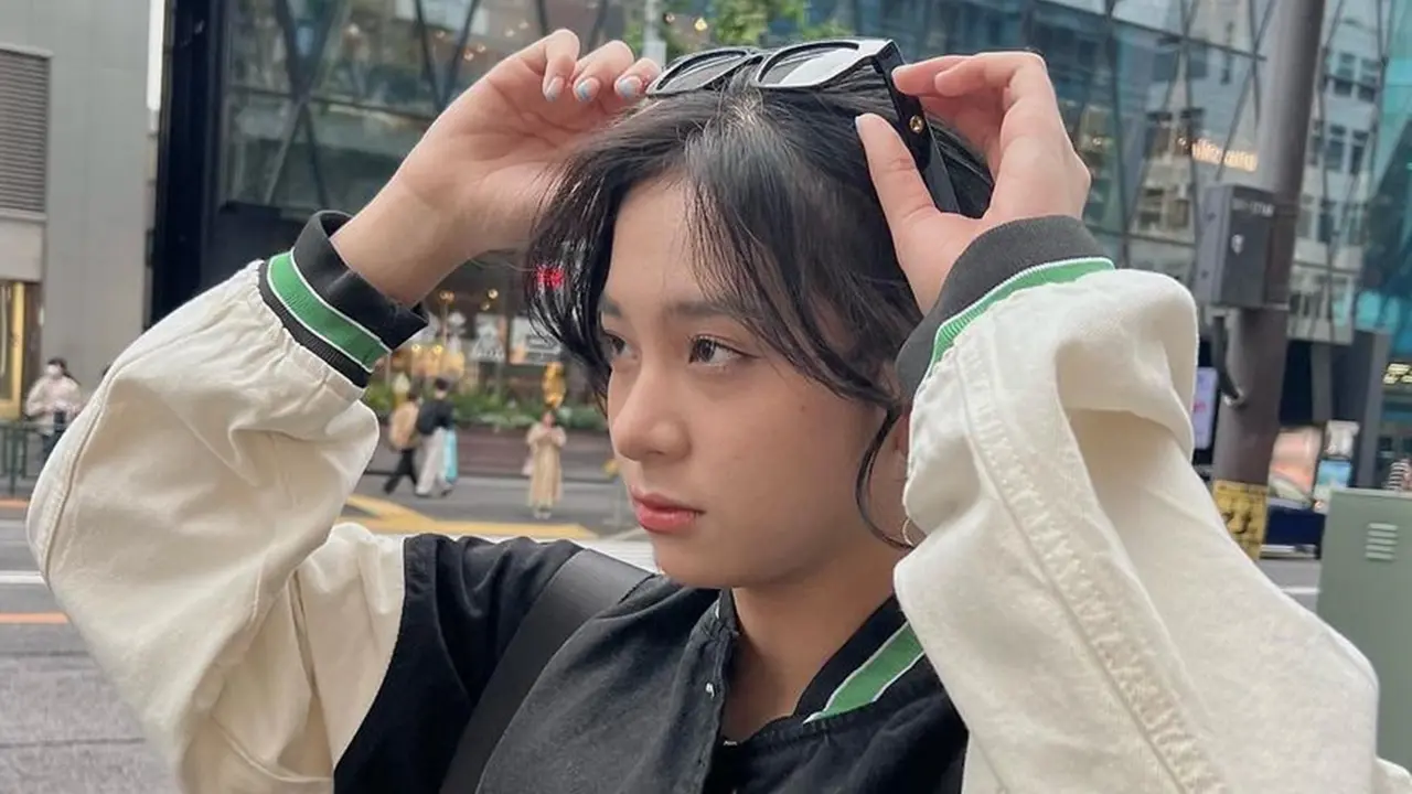 Gaya Zee JKT48 Pakai Jaket Baseball Ini Tampak Kece, Menawan