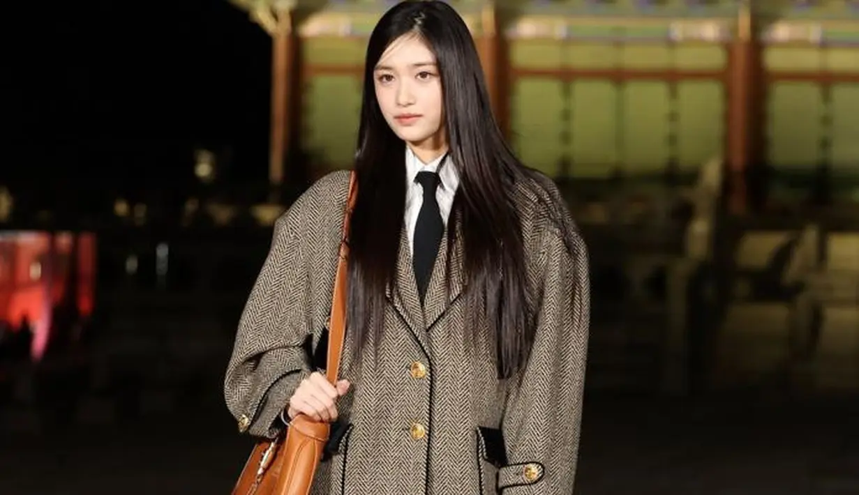 <p>Leeseo IVE bikin penggemar terpukau dengan penampilannya yang mengenakan tweed jacket dengan kemeja dan dasi. [Twitter/theseoulstory].</p>