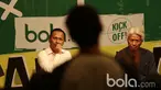 Direktur Teknik PSSI, Danurwindo (kanan) dan Pelatih PBFC, Ricky Nelson serius mendengarkan pertanyaan dari audiens pada diskusi Bincang Taktik Bola.com di SCTV Tower, Senayan City, Rabu (29/3/2017).  (Bola.com/Nicklas Hanoatubu