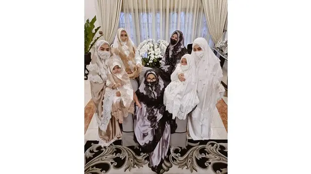 6 Potret Terbaru Ibu Syahrini Rayakan Lebaran, Tepis Kabar Jatuh Sakit