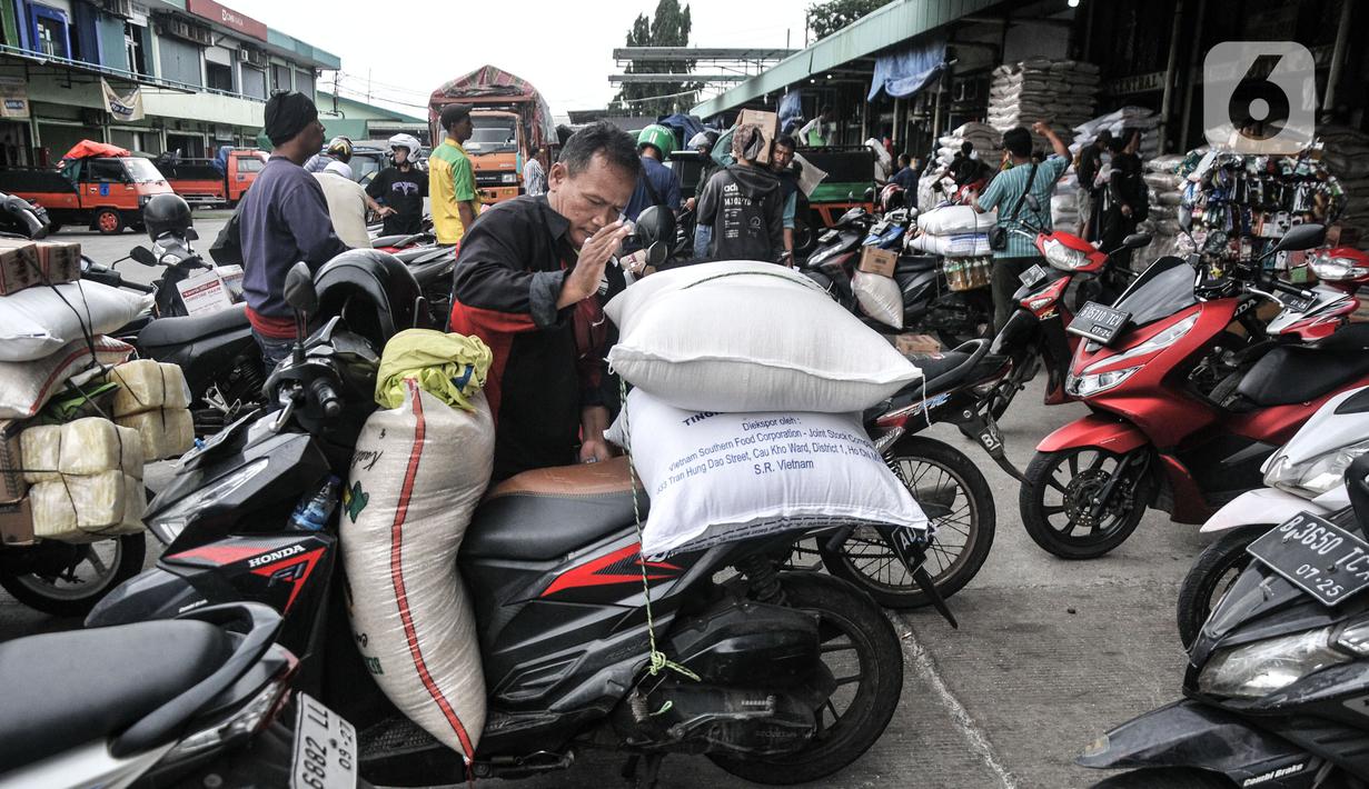 Warga saat membeli beras di Pasar Induk Beras Cipinang (PIBC), Cipinang, Jakarta Timur, Selasa (31/1/2023). Menurut pekerja salah satu agen, kelangkaan beras yang terjadi saat ini akibat gagal panen di daerah pemasok. (merdeka.com/Iqbal S. Nugroho)