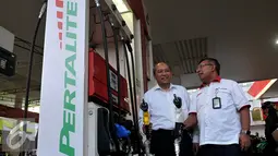 Direktur Pemasaran Pertamina, Ahmad Bambang (Kanan) saat mengecek persiapan BBM baru Pertalite di SPBU, Kawasan Abdul Muis, Jakarta, Kamis (23/7/2015). Pertamina akan mulai memasarkan Pertalite pada Jumat (24/7/2015).  (Liputan6.com/JohanTallo)