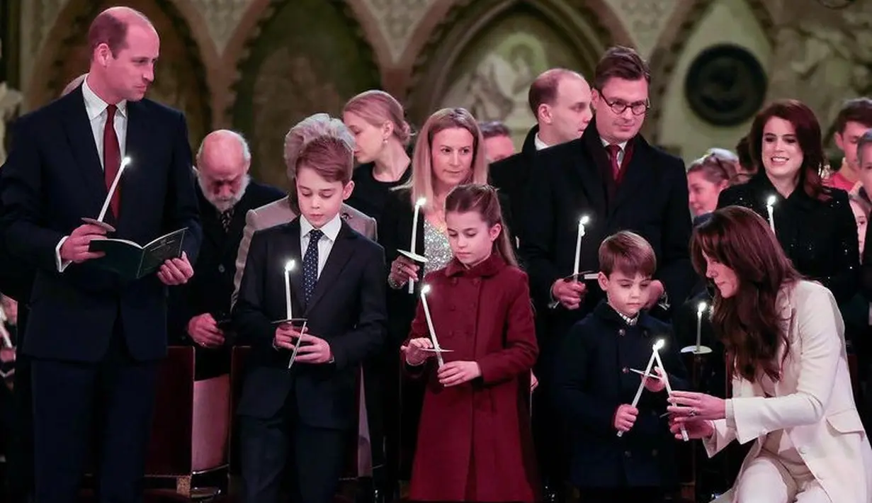 Kate memadukan outfit tersebut dengan suede pumps heels dari Gianvito Rossi. Dengan rambut panjangnya yang terurai.  [@princeandprincessofwales]