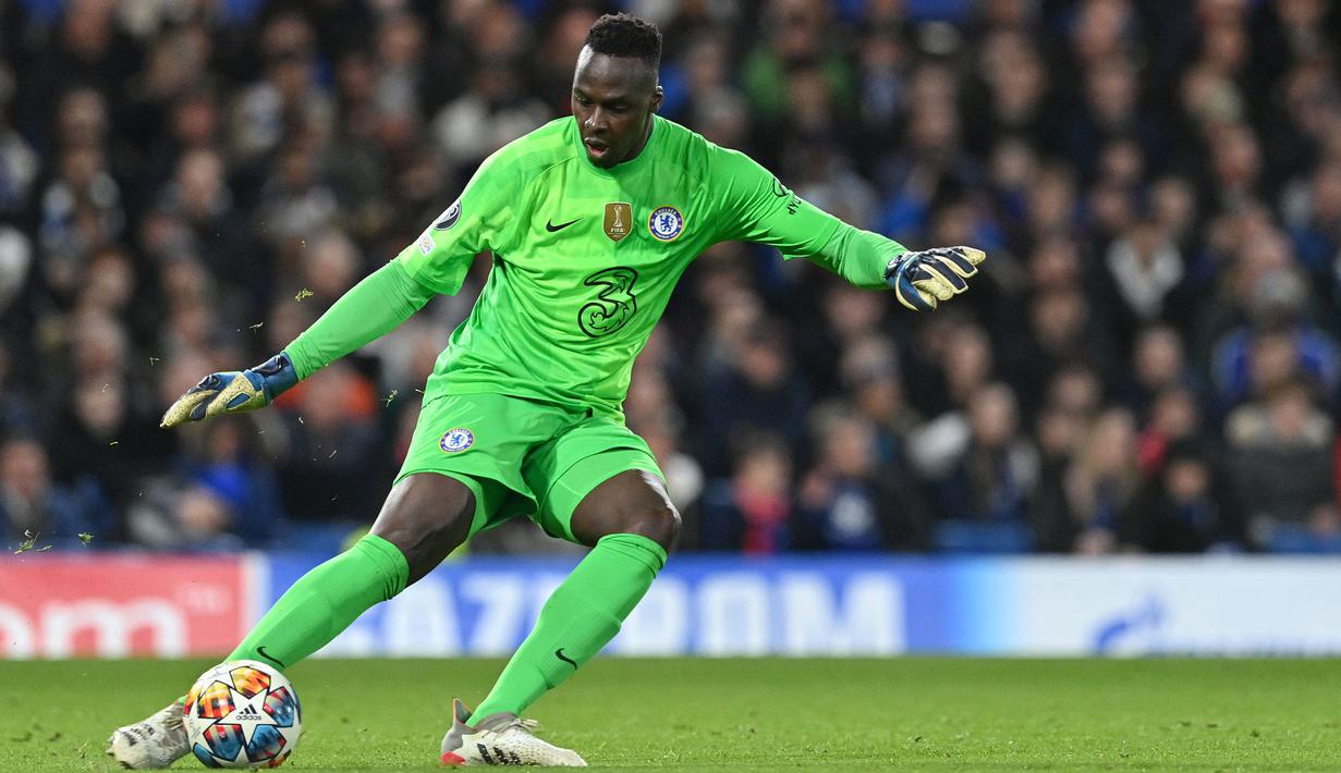 Selain tampil solid di bawah mistar Chelsea, Edouard Mendy juga merupakan salah satu kiper dengan umpan jauh terbaik di Liga Inggris saat ini. Kiper Senegal tersebut telah membuat 127 umpan jauh sukses, dengan efisiensi penyelesaian 52,9%. (AFP/Justin Tallis)