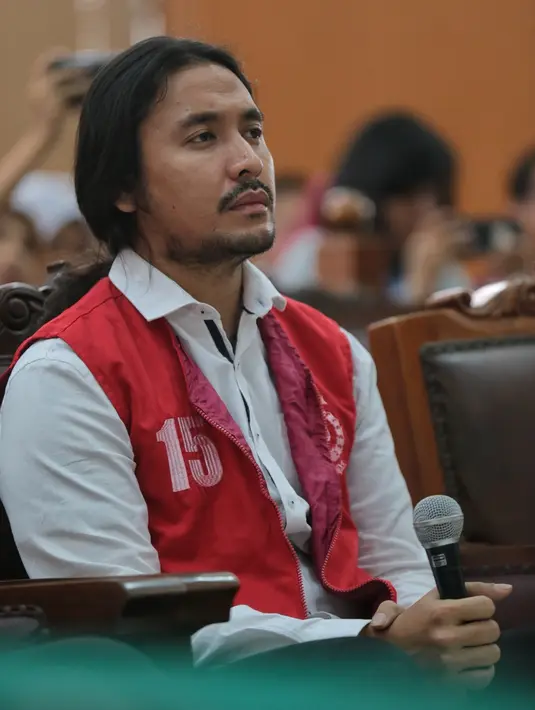 Meski divonis sembilan bulan penjara dikurangi masa tahanan, keduanya tidak lantas menghuni jeruji besi. Keduanya akan menjalani sisa tahanan di Rumah Sakit Ketergantungan Obat (RSKO) Cibubur. (Adrian Putra/Bintang.com)