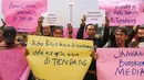Wartawan dari berbagai media yang tergabung dalam Wartawan Hitam Jakarta menggelar unjuk rasa di depan Istana Merdeka, Jakarta, Kamis (26/9/2019). Mereka mengecam kekerasan terhadap jurnalis oleh kepolisian saat peliputan unjuk rasa di Gedung DPR. (Liputan6.com/Angga Yuniar)
