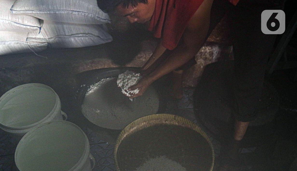 Pekerja membuat lemang bambu di Jalan Kramat Raya, Senen, Jakarta Pusat, Rabu (6/4/2022). Makanan khas Sumatera Barat yang cocok dijadikan sebagai menu berbuka puasa tersebut dijual dengan harga Rp 15.000 - Rp 30.000. (Liputan6.com/Herman Zakharia)