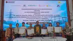 Direktur Utama NeutraDC Group Rakhmad Tunggal Afifuddin (keempat kiri) melakukan penandatanganan MoU bersama PLN terkait penyediaan tenaga listrik untuk pembangunan infrastruktur data center di wilayah Cikarang, Jawa Barat,  pada  Selasa  (11/8/2026).