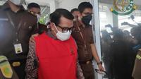 Dekan Fakultas Ilmu Sosial dan Politik Universitas Riau pelaku pencabulan mahasiswi saat ditahan jaksa. (Liputan6.com/M Syukur)