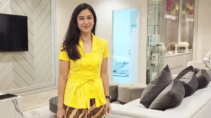 FOTO: Gaya Dian Sastrowardoyo saat Pakai Kebaya, Tampil Elegan