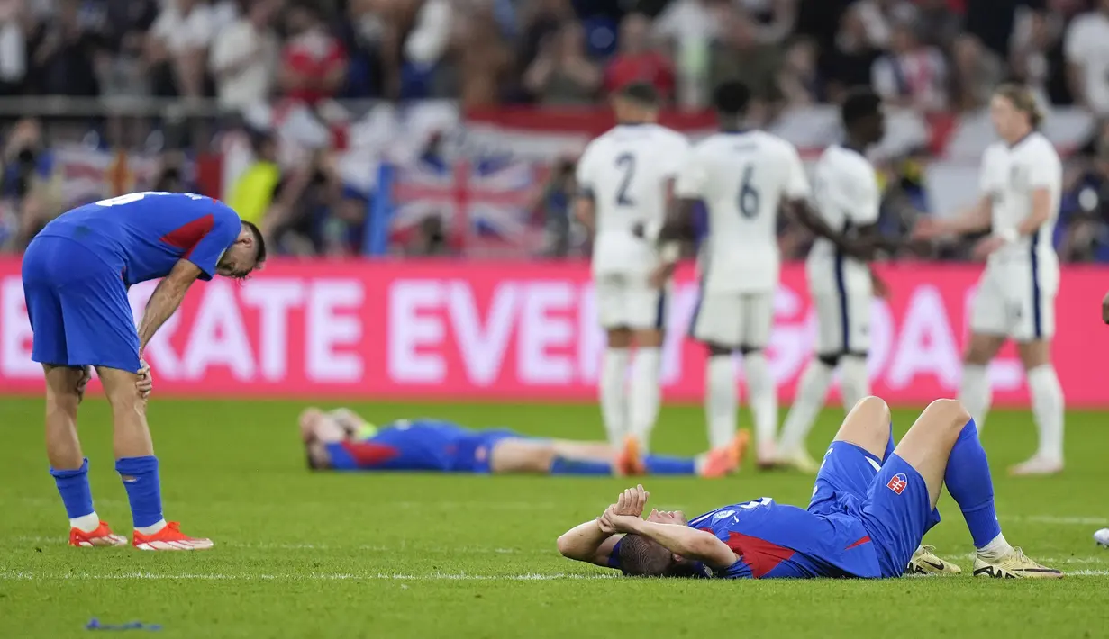 Reaksi kecewa para pemain Timnas Slovakia setelah kalah 1-2 dari Timnas Inggris pada pada laga babak 16 besar Euro 2024 di Arena AufSchalke, Gelsenkirchen, Jerman, Minggu (30/6/2024). (AP Photo/Matthias Schrader)