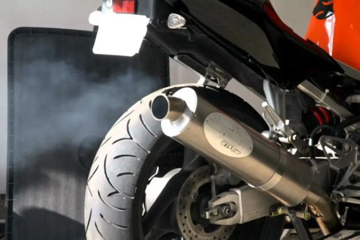 Penyebab Knalpot Motor 4 Tak Nyembur Asap Putih