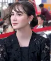 Gaya rambut sanggul rendah tanpa aksesori bisa jadi pilihan buat kamu yang ingin tampil anti ribet. [@arumibachsin_94]