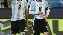 Bek Argentina, Gabriel Mercado (kiri) merayakan gol dengan Lionel Messi saat pertandingan persahabatan mereka antara Brasil dan Argentina di MCG di Melbourne (9/6). Argentina menang atas Brasil dengan skor 1-0. (AFP Photo/Mal Fairclough)