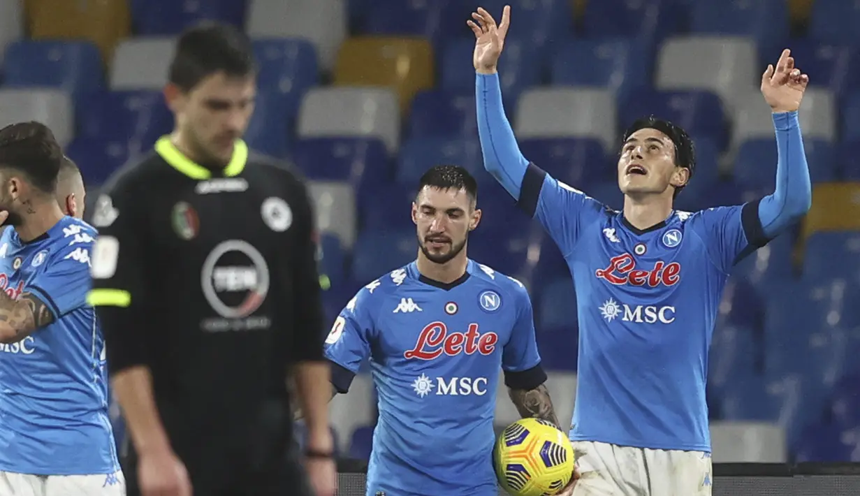 Selebrasi pemain Napoli, Eljif Elmas (kanan) usai menjebol gawang Spezia dalam pertandingan perempat final Coppa Italia di Stadion Diego Armando Maradona, Jumat (29/1/2021) dini hari WIB. (Foto: AP/LaPresse/Alessandro Garofalo)