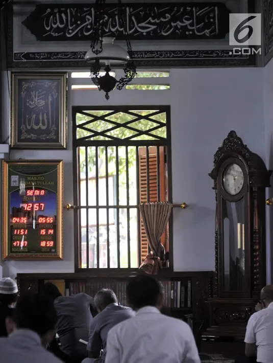 Jemaah beribadah di Masjd Hidayatullah, Jakarta, (28/5). Masjid ini memiliki sejarah panjang, mulai tempat berkumpul pejuang kemerdekaan, tokoh Islam hingga upaya penggusuran pihak bank swasta demi bangun gedung bertingkat. (Merdeka.com/Iqbal S Nugroho)