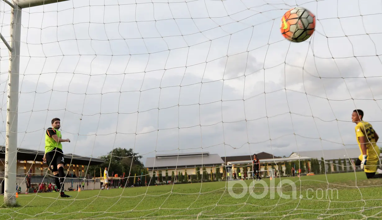 Pemain Mitra Kukar, Angel Carrasco (kiri)  mencetak gol pada sesi latihan di lapangan UNY, Yokyakarta, Senin (6/2/2017). Mitra Kukar akan melawan PSS Sleman pada partai berikut. (Bola.com/Nicklas Hanoatubun)