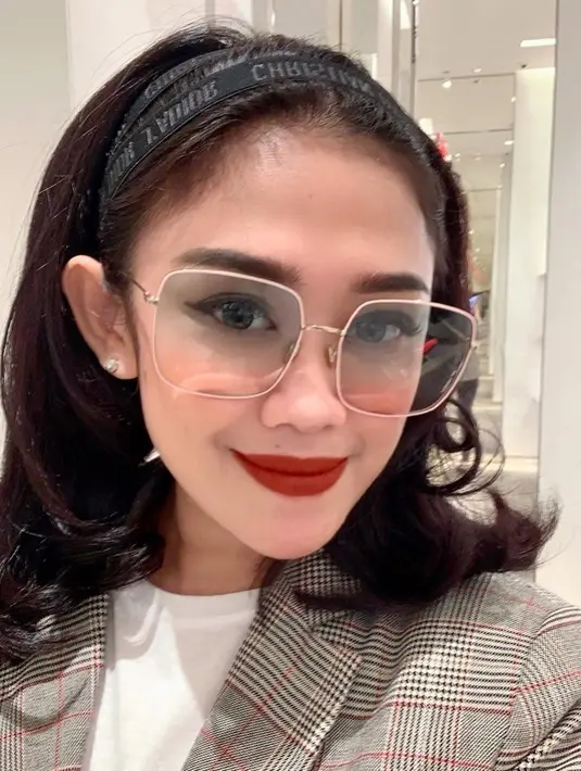 Biasa tampil di layar kaca sebagai OB, nyatanya gaya Oline Mendeng sangat berbanding terbalik 180 derajat. Kacamata besar menambah kesan glamor dari Oline Mendeng. Foto ini pun banjir like dan komentar dari netizen. (Liputan6.com/IG/olinemendeng)