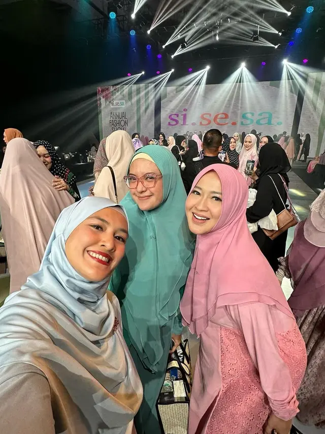 Potret Okie Agustina Bersama Sahabat (sumber : Instagram/@okieagustina_)