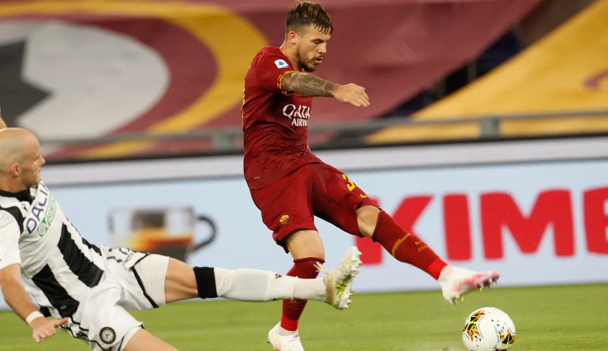 Penyerang AS Roma, Carles Perez menembak bola dari kawalan pemain Udinese, Bram Nuytinck pada pertandingan lanjutan Liga Serie A Italia di stadion Olimpiade Roma, Italia (2/7/2020). Roma takluk 0-2 atas Udinese. (AP Photo/Riccardo de Luca)