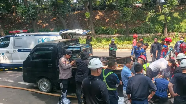 Petugas Gulkarmat evakuasi tiga pekerja tewas keracunan gas beracun di daerah Cipayung, Jakarta Timur, Kamis (9/7/2026).