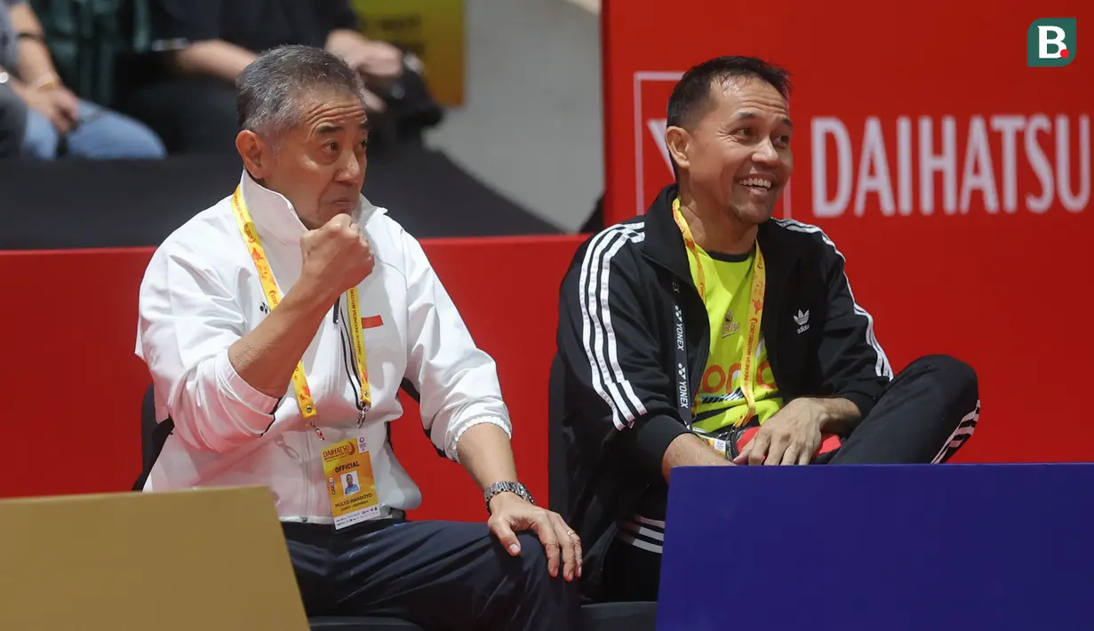 Pelatih Tunggal putra Indonesia, Mulyo Handoyo, memberikan dukungan kepada Jonatan Christie saat melawan wakil Chinese Taipei, Lin Chun-Yi, pada babak 16 besar Indonesia Masters 2025 di Istora Senayan, Jakarta, Kamis (23/1/2025). (Bola.com/M Iqbal Ichsan)