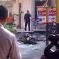 Sebuah sepeda motor rusak parah menyusul terjadinya ledakan bom bunuh diri di halaman Polresta Surakarta, Solo, Jawa Tengah, Selasa (5/7). Belum diketahui motif dan penyebab adanya bom bunuh diri di markas Polresta Surakarta. (Istimewa)