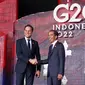 Perdana Menteri Belanda Mark Rutte (kiri) berjabat tangan dengan Presiden Indonesia Joko Widodo  atau Jokowi yang menyambutnya pada hari pertama Konferensi Tingkat Tinggi (KTT) G20 di Nusa Dua, Bali, Selasa (15/11/2022) pagi. Setidaknya total 17 kepala negara G20 akan menghadiri KTT dua hari ini. (KEVIN LAMARQUE / POOL / AFP)