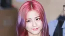 Jisoo terlihat begitu keren saat mewarnai rambutnya dengan warna ungu di bagian bawah dan warna merah pada bagian atas. (Foto: koreaboo.com)