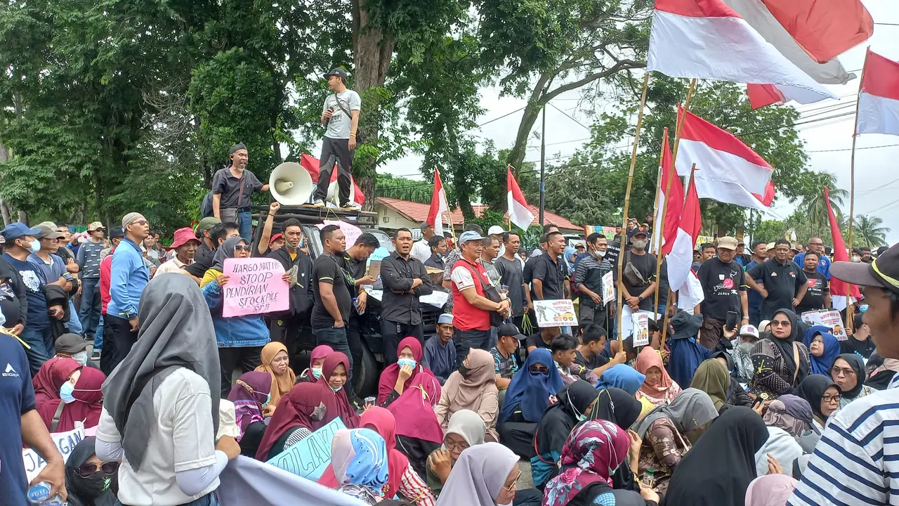 Aksi menolak stockpile batu bara