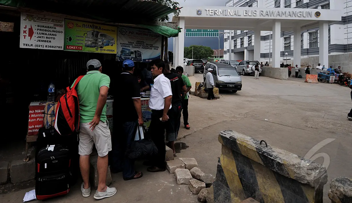 Calon penumpang menunggu bus di depan bangunan baru terminal Rawamangun yang sedang direvitalisasi, Jakarta, Kamis (12/3/2015). Revitalisasi terminal Rawamangun ditargetkan selesai Desember 2014, hingga kini belum beroperasi. (Liputan6.com/Johan Tallo)