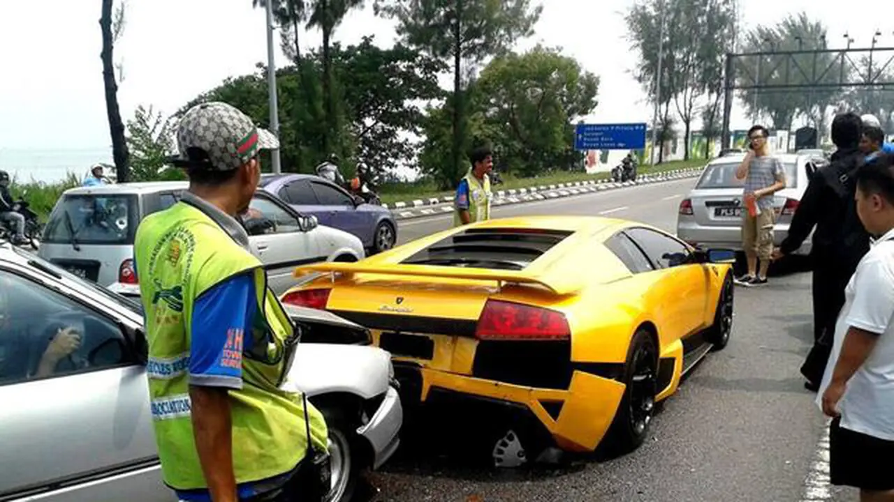 Disodok Mobil Daihatsu Bemper Lamborghini Rontok