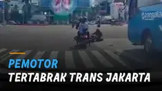 Ia tak menyadari ada bus yang juga melintas, alhasil pemotor tertabrak sisi kiri depan bus.