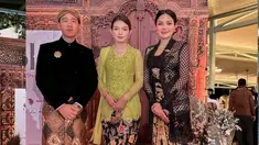 Salah satu penampilan Nikita Mirzani yang makin kalem terlihat saat dirinya datang ke acara Pagelaran Persembahan Dari Solo di Puro Mangkunegaran pada September 2023. Ia mengungkapkan rasa senang dan bangga menjadi saksi dari akulturasi budaya tersebut. Dalam kesempatan tersebut, Niki tampil anggun dengan kebaya saat foto bareng Gibran Rakabuming dan istri. (Liputan6.com/IG/@nikitamirzanimawardi_172)