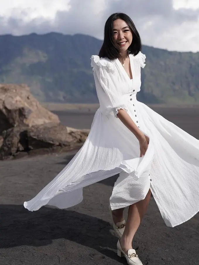 6 Gaya Gisella Anastasia Jadi Model Video Klip di Bromo, Menawan Kenakan Dress Putih dan Sepatu Hak Tinggi