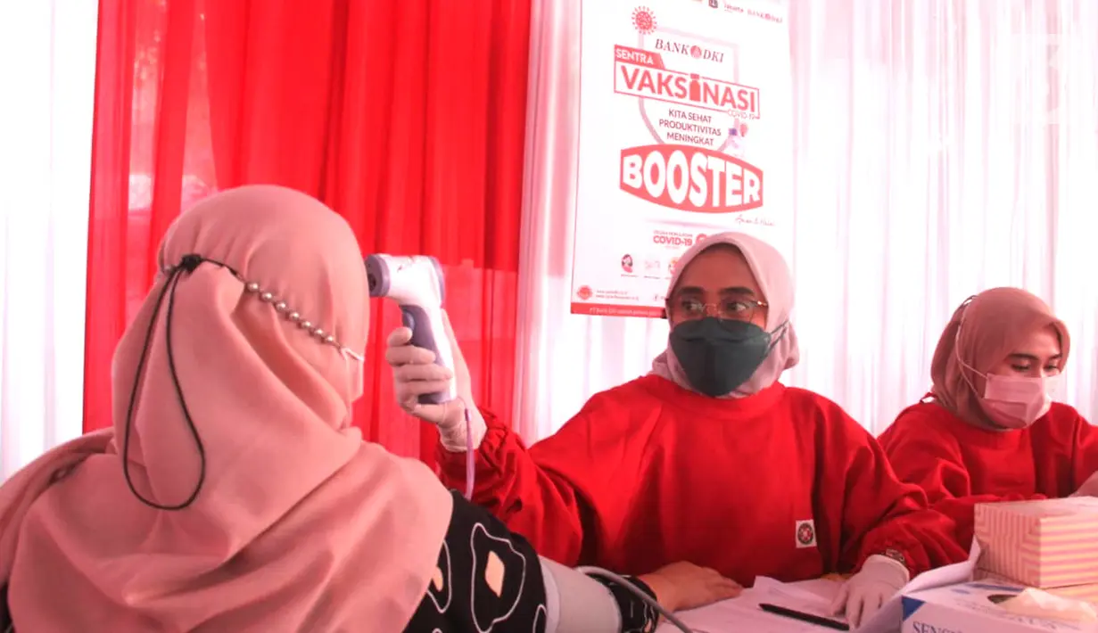 Tenaga kesehatan mengukur suhu tubuh peserta vaksinasi booster di Kantor Bank DKI Kantor Layanan Juanda, Jakarta (5/3/2022). Untuk mendukung pencegahan dan penanganan Covid-19 di Jakarta, Bank DKI bersama Dinas Kesehatan DKI Jakarta menggelar Sentra Vaksinasi Booster. (Liputan6.com/HO/BDKI)