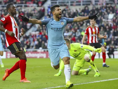 Sergio Aguero membuka keunggulan bagi Manchester City menit ke 42' setelah tembakannya merobek jala Sunderland pada lanjutan Premier League di Stadium of Light, Sunderland, (5/3/2017). Manchester City menang 2-0.  (Owen Humphreys/PA via AP)