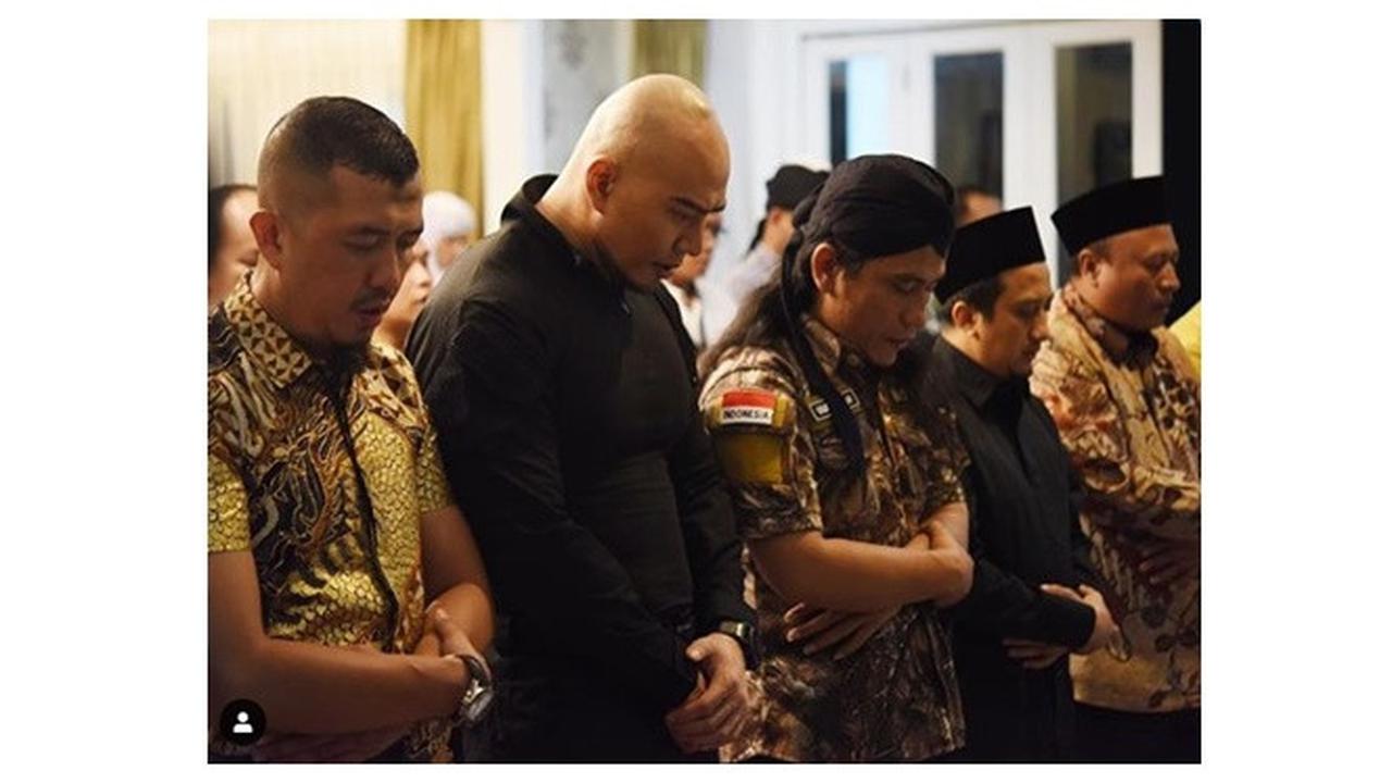Deddy Corbuzier Dapat Kritikan Saat Salat Berjamaah, Ini Pembelaan Gus Miftah