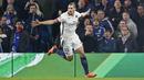 Striker PSG, Zlatan Ibrahimovic, merayakan gol yang dicetaknya ke gawang Chelsea pada leg kedua babak 16 besar Liga Champions di Stadion Stamford Bridge, Rabu (9/3/2016). PSG lolos dengan agregat gol 4-2. (Reuters/Stefan Wermuth)