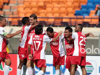 Para pemain PSM Makassar merayakan gol Gozali saat melawan Persiba Balikpapan pada laga Piala Presiden 2017 di Stadion Si Jalak Harupat, Bandung, Jumat (17/2/2017). PSM menang 3-1 atas Persiba. (Bola.com/Nicklas Hanoatubun)