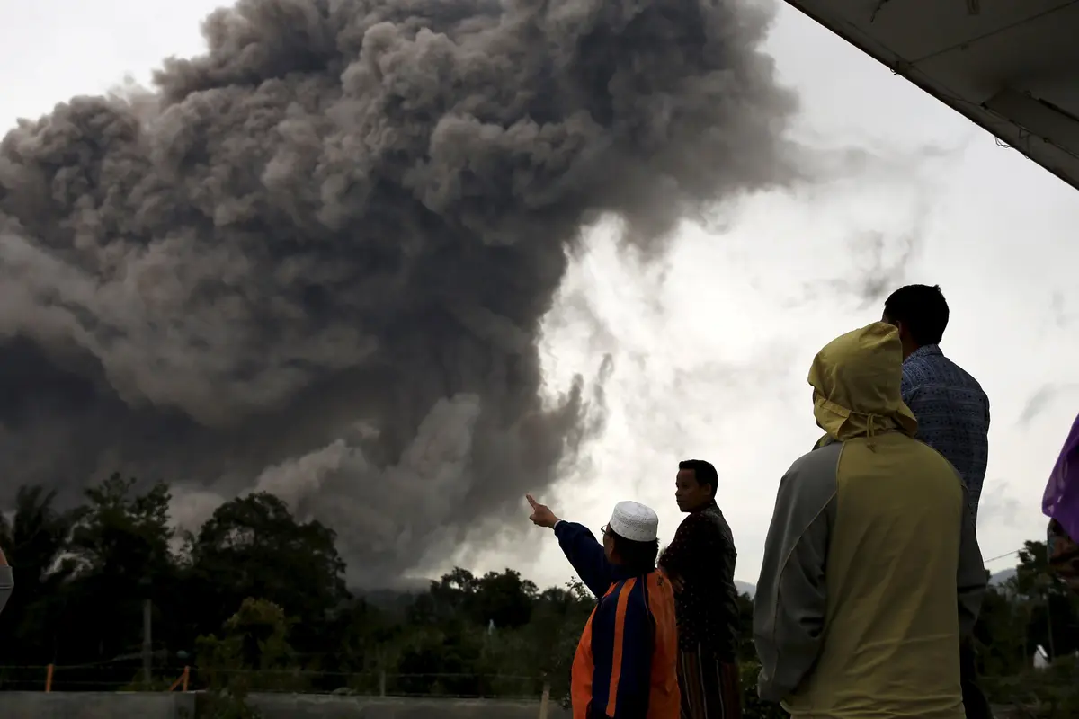 Seramnya Awan Panas Sinabung Selimuti Langit Karo