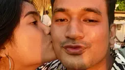 Fuji mengunggah foto saat sedang mencium Bibi Andriansyah. Fuji mengutarakan rasa rindu. (Foto: Instagram/@fuji_an)