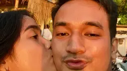 Fuji mengunggah foto saat sedang mencium Bibi Andriansyah. Fuji mengutarakan rasa rindu. (Foto: Instagram/@fuji_an)