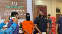 Polisi berhasil meringkus ER (40), pelaku penusukan terhadap pasangan suami istri, MY (61) dan H (43). (Merdeka.com/Rahmat Baihaqi)