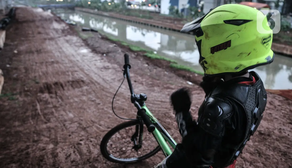 Seorang anak bersiap untuk melintasi trek sepeda di Taman Pilar Jati Bike, Cipinang Melayu, Jakarta, Kamis (5/11/2020). Kini pecinta sepeda atau warga sekitar tak perlu lagi bingung untuk mencari arena bersepeda dengan trek cukup menantang. (merdeka.com/Iqbal S Nugroho)