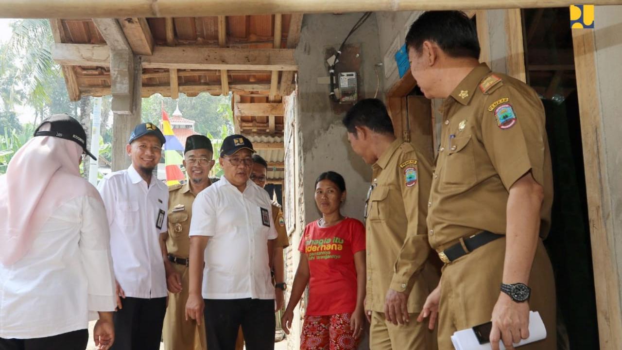 Kementerian Pekerjaan Umum dan Perumahan Rakyat (PUPR) memperbaiki rumah warga terdampak tsunami di Lampung. Dok Kementerian PUPR